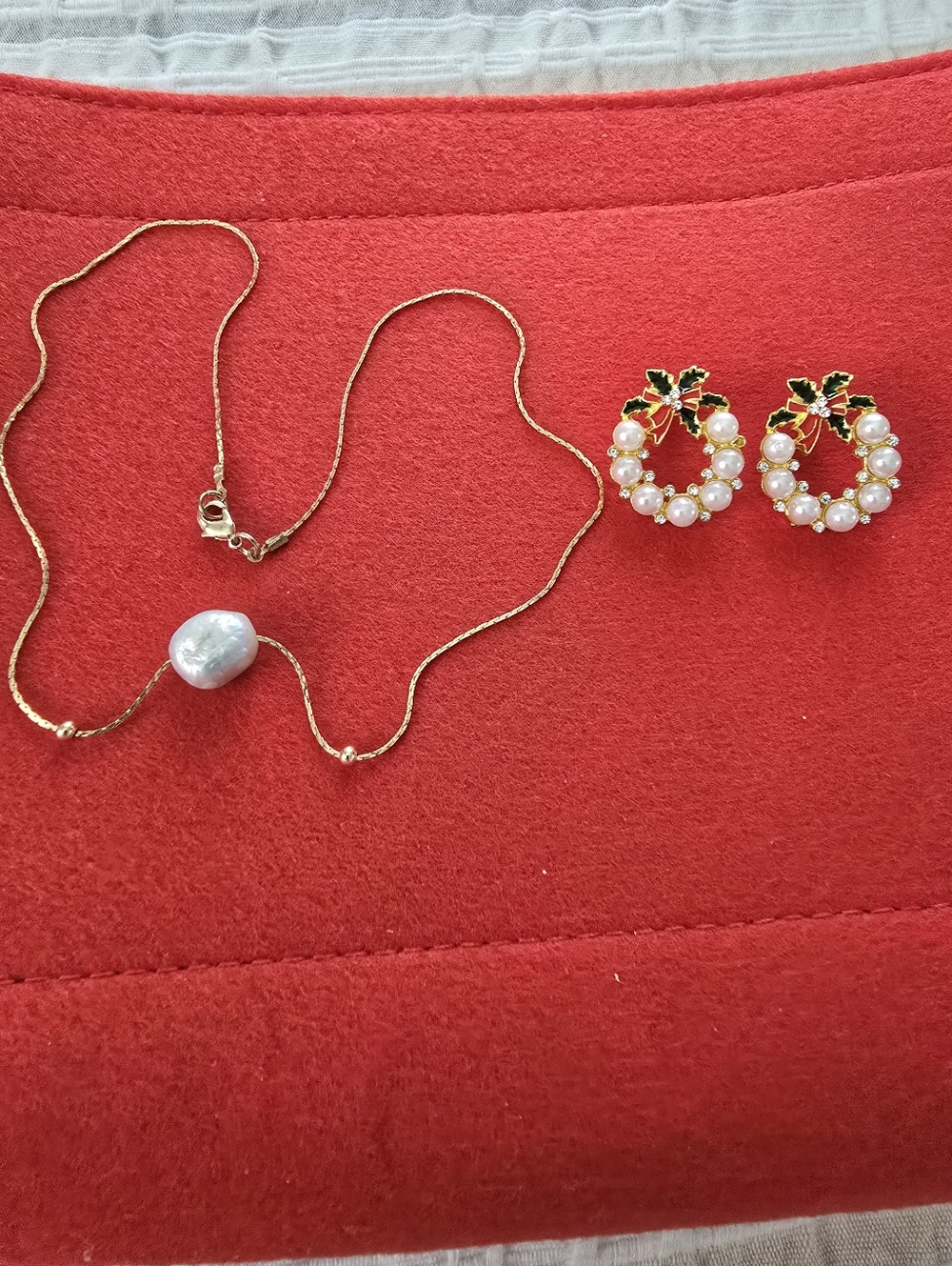 Gold Chain Necklace with White Pearl + Gold Pearl Wreath Earrings